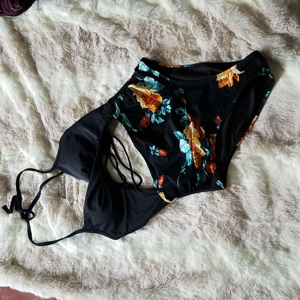 NWT Cupshe Onepiece Swimsuit black with floral